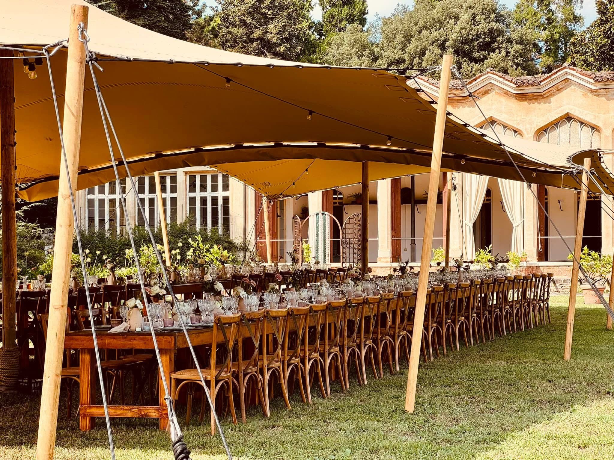 Tavolo lungo di matrimonio sotto la tensostruttura, davanti all’Aranciera