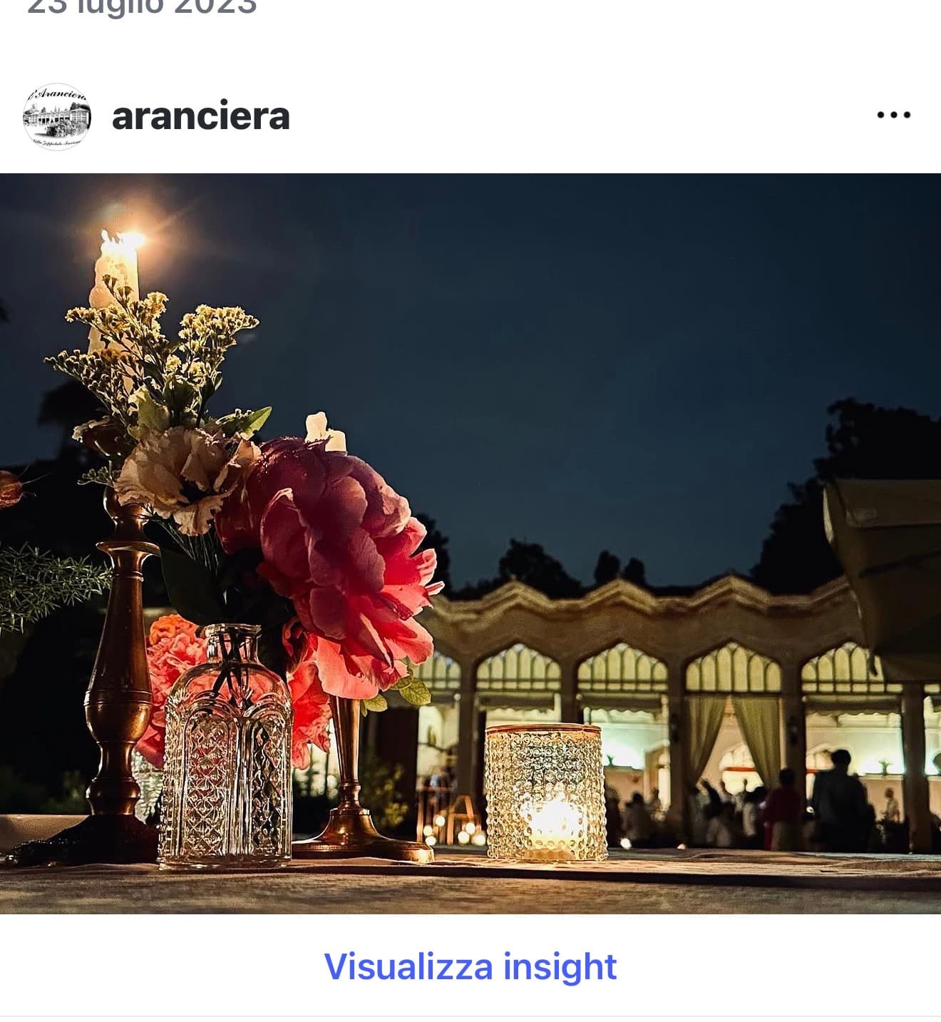 L’Aranciera di sera, con candele e composizioni floreali in primo piano