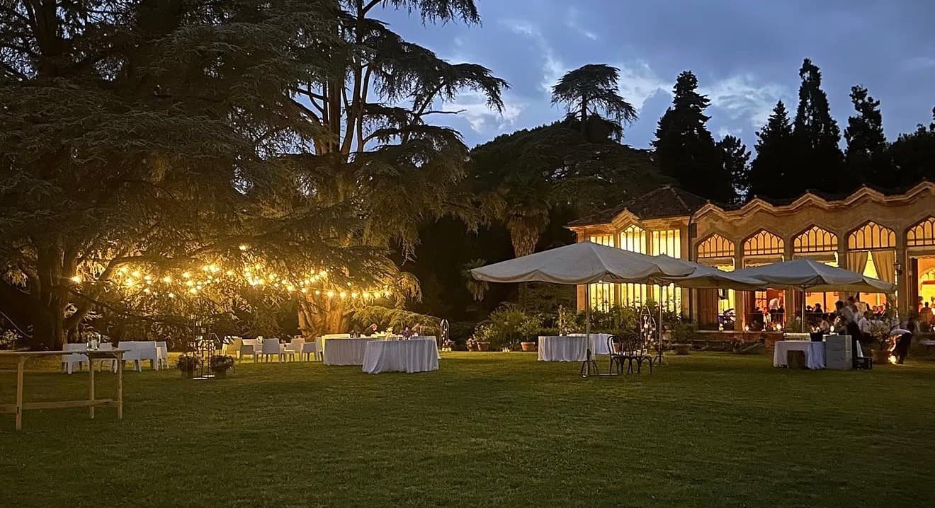 L’Aranciera di Villa Zoppolato al tramonto, con il parco e gli ombrelloni allestiti per un evento