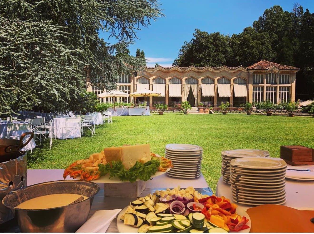 Buffet aperitivo nel grande prato davanti all’Aranciera, in una giornata estiva